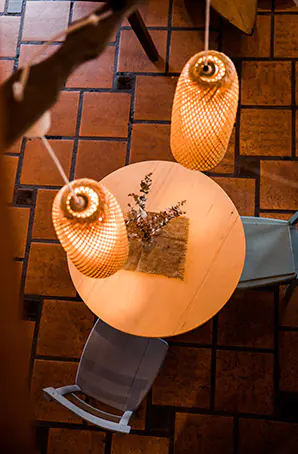 mesa escandinava con sillas vintage y luminaria de rattan